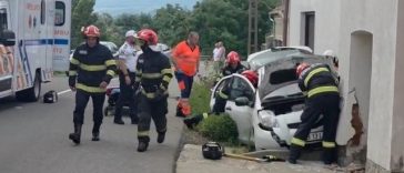 Alba: O şoferiţă a pierdut controlul asupra direcţiei de mers iar maşina sa a intrat în zidul unei case. Femeia, găsită în stare de şoc – VIDEO