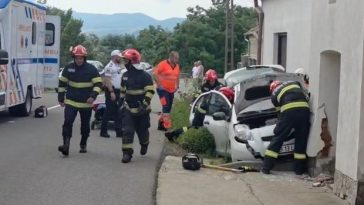 Alba: O şoferiţă a pierdut controlul asupra direcţiei de mers iar maşina sa a intrat în zidul unei case. Femeia, găsită în stare de şoc – VIDEO
