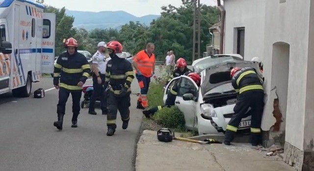 Alba: O şoferiţă a pierdut controlul asupra direcţiei de mers iar maşina sa a intrat în zidul unei case. Femeia, găsită în stare de şoc – VIDEO
