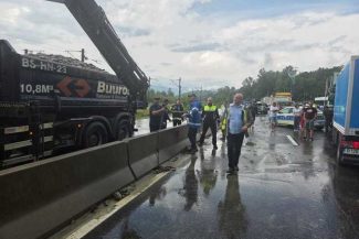 Prahova: Zeci de imobile din Breaza, Comarnic şi Adunaţi, inundate / La Breaza, două alunecări de teren s-au reactivat, punând în pericol locuinţe / O ambulanţă care transporta sânge a rămas blocată pe DN 1, la Nistoreşti – FOTO