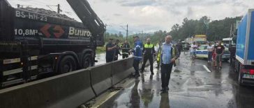 Prahova: Zeci de imobile din Breaza, Comarnic şi Adunaţi, inundate / La Breaza, două alunecări de teren s-au reactivat, punând în pericol locuinţe / O ambulanţă care transporta sânge a rămas blocată pe DN 1, la Nistoreşti – FOTO