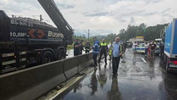 Prahova: Zeci de imobile din Breaza, Comarnic şi Adunaţi, inundate / La Breaza, două alunecări de teren s-au reactivat, punând în pericol locuinţe / O ambulanţă care transporta sânge a rămas blocată pe DN 1, la Nistoreşti – FOTO