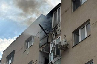 Covasna: Incendiu la etajul patru al unui bloc din Sfântu Gheorghe / Au fost afectate două locuinţe / 15 persoane au ieşit din imobil