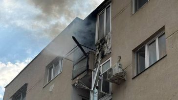 Covasna: Incendiu la etajul patru al unui bloc din Sfântu Gheorghe / Au fost afectate două locuinţe / 15 persoane au ieşit din imobil
