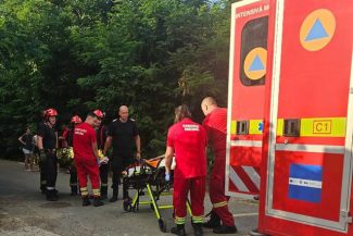 Un tânăr de 18 ani a căzut într-un puţ adânc de 20 de metri, în judeţul Iaşi / Victima a suferit multiple fracturi costale / Puţul era neasigurat – FOTO