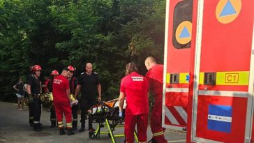 Un tânăr de 18 ani a căzut într-un puţ adânc de 20 de metri, în judeţul Iaşi / Victima a suferit multiple fracturi costale / Puţul era neasigurat – FOTO