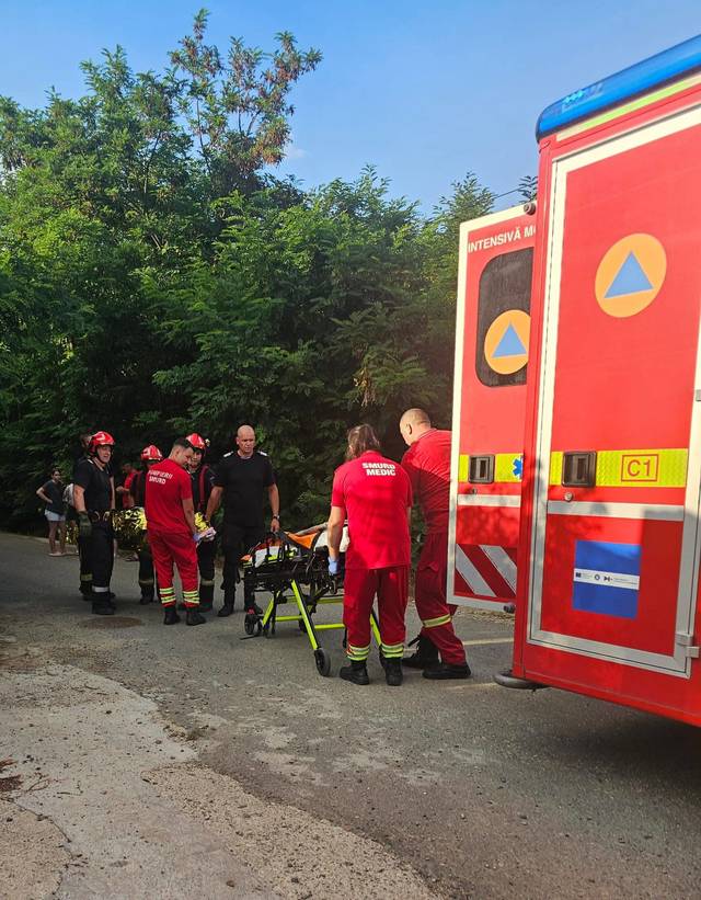 Un tânăr de 18 ani a căzut într-un puţ adânc de 20 de metri, în judeţul Iaşi / Victima a suferit multiple fracturi costale / Puţul era neasigurat – FOTO