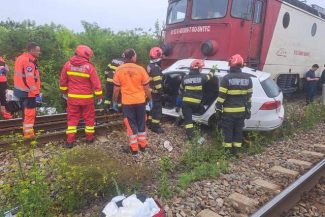 Iaşi: Două persoane au murit după ce maşina în care se aflau a fost lovită de tren / Autoturismul a fost împins aproximativ 150 de metri de locomotivă / În garnitura care circula către Timişoara se aflau 350 de călători – FOTO
