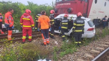 Iaşi: Două persoane au murit după ce maşina în care se aflau a fost lovită de tren / Autoturismul a fost împins aproximativ 150 de metri de locomotivă / În garnitura care circula către Timişoara se aflau 350 de călători – FOTO