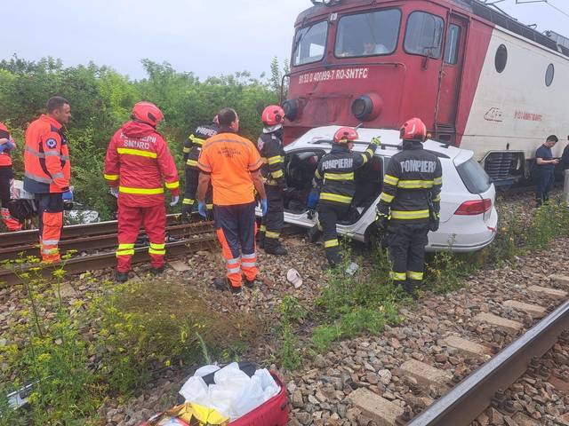 Iaşi: Două persoane au murit după ce maşina în care se aflau a fost lovită de tren / Autoturismul a fost împins aproximativ 150 de metri de locomotivă / În garnitura care circula către Timişoara se aflau 350 de călători – FOTO