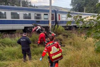 Suceava: Un excavator a fost surprins de trenul accelerat care circula pe ruta Iaşi-Timişoara / Accidentul, în zona unor lucrări la calea ferată / Şoferul utilajului, în stop cardio-respirator