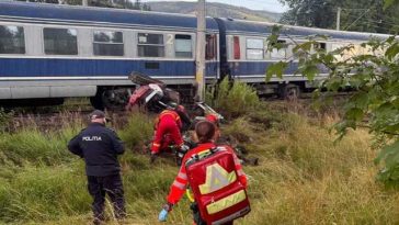 Suceava: Un excavator a fost surprins de trenul accelerat care circula pe ruta Iaşi-Timişoara / Accidentul, în zona unor lucrări la calea ferată / Şoferul utilajului, în stop cardio-respirator