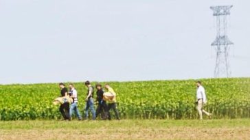 DRONĂ DOBORÂTĂ ÎN JUDEŢUL BUZĂU – Echipele care fac cercetări în zona în care s-ar putea afla resturi ale aparatului par să fi găsit unele elemente – FOTO
