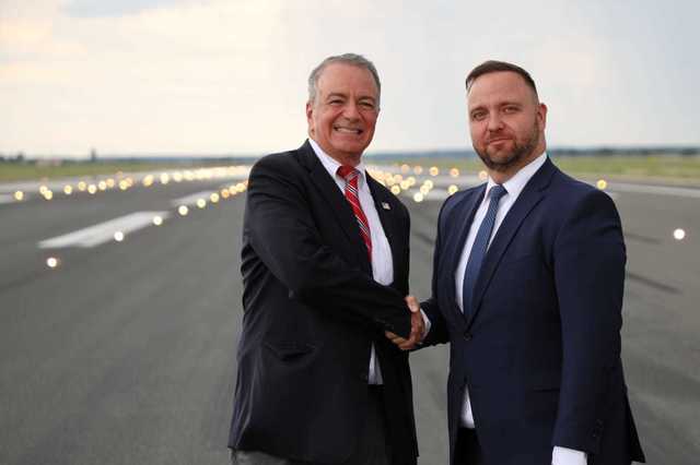 Compania Naţională Aeroporturi Bucureşti: Există interes pentru proiecte comune cu SUA în infrastructură, digitalizare, siguranţă şi securitate aeroportuară / Ambasadorul Darryl Nirenberg, la sediul CNAB