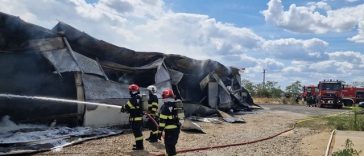 Incendiu la hala unei fabrici de mobilă din Livada de Bihor – FOTO