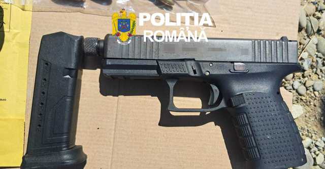 Ilfov – Pistol şi cartuşe, găsite în apropierea unei platforme de colectare a deşeurilor dintr-un complex rezidenţial din comuna Ştefăneştii de Jos