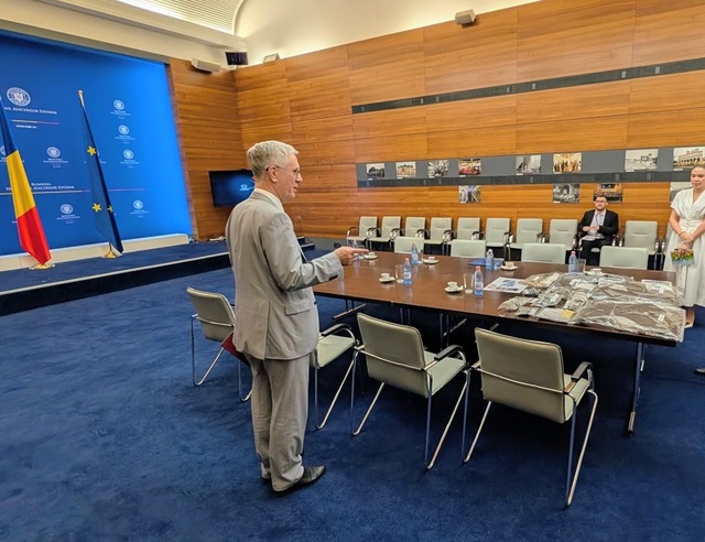 Ambasadorul rus convocat la MAE – I s-au prezentat fragmente ale dronei distruse pe teritoriul României / Membru al ambasadei, declarat inacceptabil / MAE l-a chemat la Bucureşti pentru consultări pe ambasadorul român la Moscova – FOTO, VIDEO