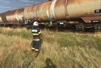 Teleorman: Scurgeri la vana de alimentare a unui vagon care transportă motorină / Trenul format din 37 de vagoane este staţionat în apropierea haltei Rădoieşti / Populaţia, evacuată pe o rază de 300 de metri – FOTO