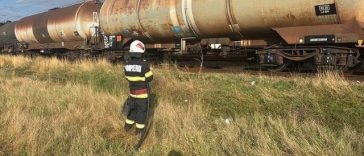 Teleorman: Scurgeri la vana de alimentare a unui vagon care transportă motorină / Trenul format din 37 de vagoane este staţionat în apropierea haltei Rădoieşti / Populaţia, evacuată pe o rază de 300 de metri – FOTO