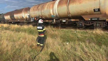 Teleorman: Scurgeri la vana de alimentare a unui vagon care transportă motorină / Trenul format din 37 de vagoane este staţionat în apropierea haltei Rădoieşti / Populaţia, evacuată pe o rază de 300 de metri – FOTO