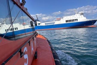 Marinar turc cu probleme medicale, preluat de un echipaj ARSVOM de la bordul unei nave aflată în zona de ancoraj a Portului Constanţa