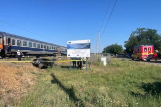 Accident feroviar lângă Timişoara / O femeie a rămas încarcerată în maşina lovită de tren şi a fost resuscitată – FOTO