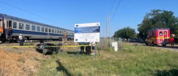 Accident feroviar lângă Timişoara / O femeie a rămas încarcerată în maşina lovită de tren şi a fost resuscitată – FOTO