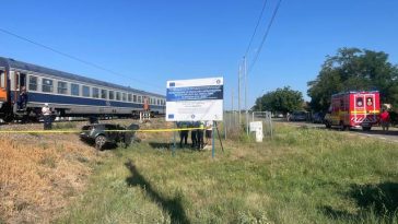 Accident feroviar lângă Timişoara / O femeie a rămas încarcerată în maşina lovită de tren şi a fost resuscitată – FOTO