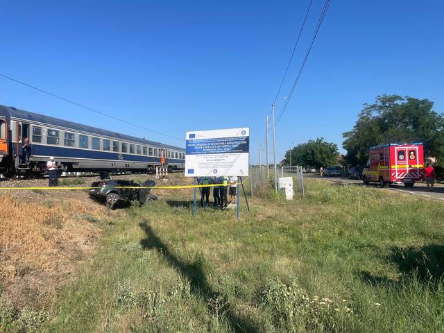 Accident feroviar lângă Timişoara / O femeie a rămas încarcerată în maşina lovită de tren şi a fost resuscitată – FOTO