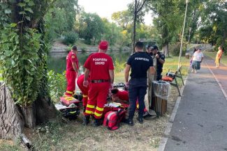 Timişoara: Bărbat scos din apele râului Bega de pompieri şi scafandri / A fost resuscitat, apoi transportat la spital inconştient, dar cu semne vitale