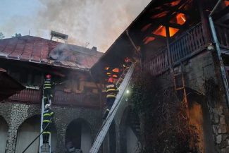 Neamţ – Incendiu puternic la Mănăstirea Bisericani. Pornit de la o chilie, focul s-a extins la o clădire cu o suprafaţă de 400 de metri pătraţi – FOTO