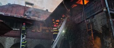 Neamţ – Incendiu puternic la Mănăstirea Bisericani. Pornit de la o chilie, focul s-a extins la o clădire cu o suprafaţă de 400 de metri pătraţi – FOTO