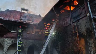 Neamţ – Incendiu puternic la Mănăstirea Bisericani. Pornit de la o chilie, focul s-a extins la o clădire cu o suprafaţă de 400 de metri pătraţi – FOTO