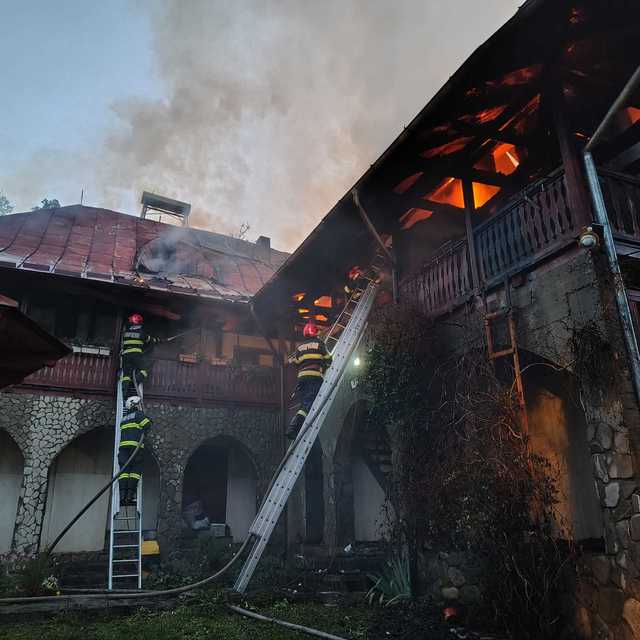 Neamţ – Incendiu puternic la Mănăstirea Bisericani. Pornit de la o chilie, focul s-a extins la o clădire cu o suprafaţă de 400 de metri pătraţi – FOTO