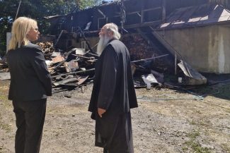 Prefectul de Neamţ a anunţat că vor fi căutate soluţii pentru sprijinirea refacerii construcţiilor distruse de flăcări de la Mănăstirea Bisericani