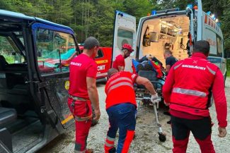 Intervenţie a salvamontiştilor din Zărneşti pentru salvarea unui turist spaniol rănit grav la cap în Piatra Craiului, după ce a alunecat pe o stâncă