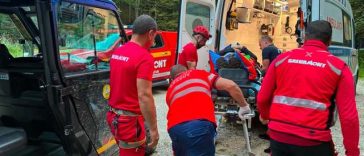 Intervenţie a salvamontiştilor din Zărneşti pentru salvarea unui turist spaniol rănit grav la cap în Piatra Craiului, după ce a alunecat pe o stâncă