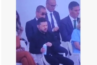 Zelenski a fost surprins la parada de Ziua Franţei în timp ce rupe capacul de la sticla de plastic, ignorând normele UE. Internauţii se amuză: „A amânat aderarea Ucrainei cu 15 ani” – VIDEO