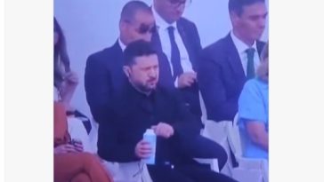 Zelenski a fost surprins la parada de Ziua Franţei în timp ce rupe capacul de la sticla de plastic, ignorând normele UE. Internauţii se amuză: „A amânat aderarea Ucrainei cu 15 ani” – VIDEO