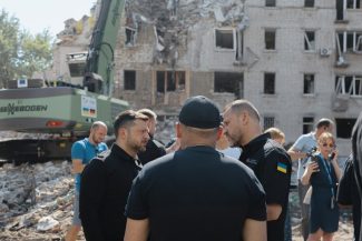 Rusia a întreprins cel mai sângeros atac din acest an asupra Kievului, ucigând cel puţin 27 de persoane. Numărul rachetelor balistice a fost neobişnuit de mare, iar rata de interceptare a fost scăzută. Frustrat, Zelenski dă vina şi pe aliaţi