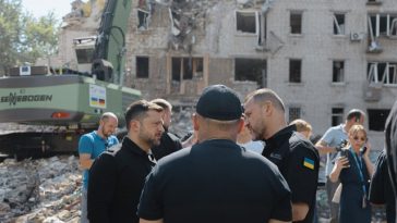 Rusia a întreprins cel mai sângeros atac din acest an asupra Kievului, ucigând cel puţin 27 de persoane. Numărul rachetelor balistice a fost neobişnuit de mare, iar rata de interceptare a fost scăzută. Frustrat, Zelenski dă vina şi pe aliaţi