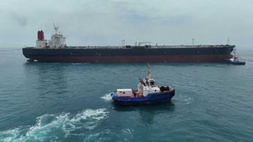 Un petrolier a fost lovit de un proiectil în Strâmtoarea Ormuz
