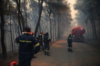Grecia: Pompierii puși în dificultate din cauza unui incendiu care amenință o cunoscută stațiune estivală