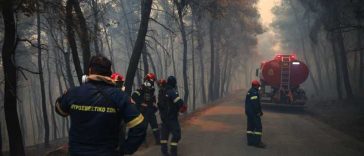 Grecia: Pompierii puși în dificultate din cauza unui incendiu care amenință o cunoscută stațiune estivală