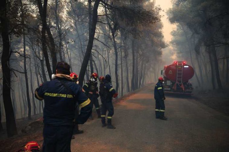 Grecia: Pompierii puși în dificultate din cauza unui incendiu care amenință o cunoscută stațiune estivală