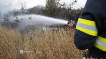 Incendiul de vegetație din Reșița s-a reaprins; intervin pompieri din Caraș-Severin și Timiș