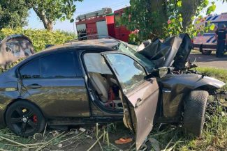 Buzău: Două persoane au murit și alte două au fost rănite după ce o mașină a intrat într-un copac