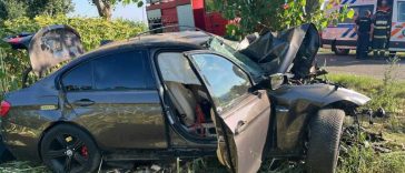 Buzău: Două persoane au murit și alte două au fost rănite după ce o mașină a intrat într-un copac
