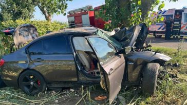 Buzău: Două persoane au murit și alte două au fost rănite după ce o mașină a intrat într-un copac