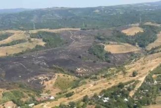 Caraș-Severin: A treia zi de intervenții pentru stingerea incendiilor de vegetație; incendiul din Sichevița este încă activ